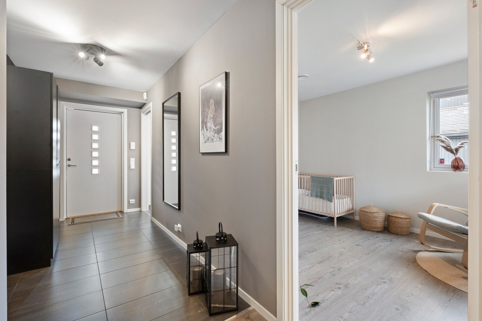 Fra entrè som er flislagt og har gulvvarme Galleribilde