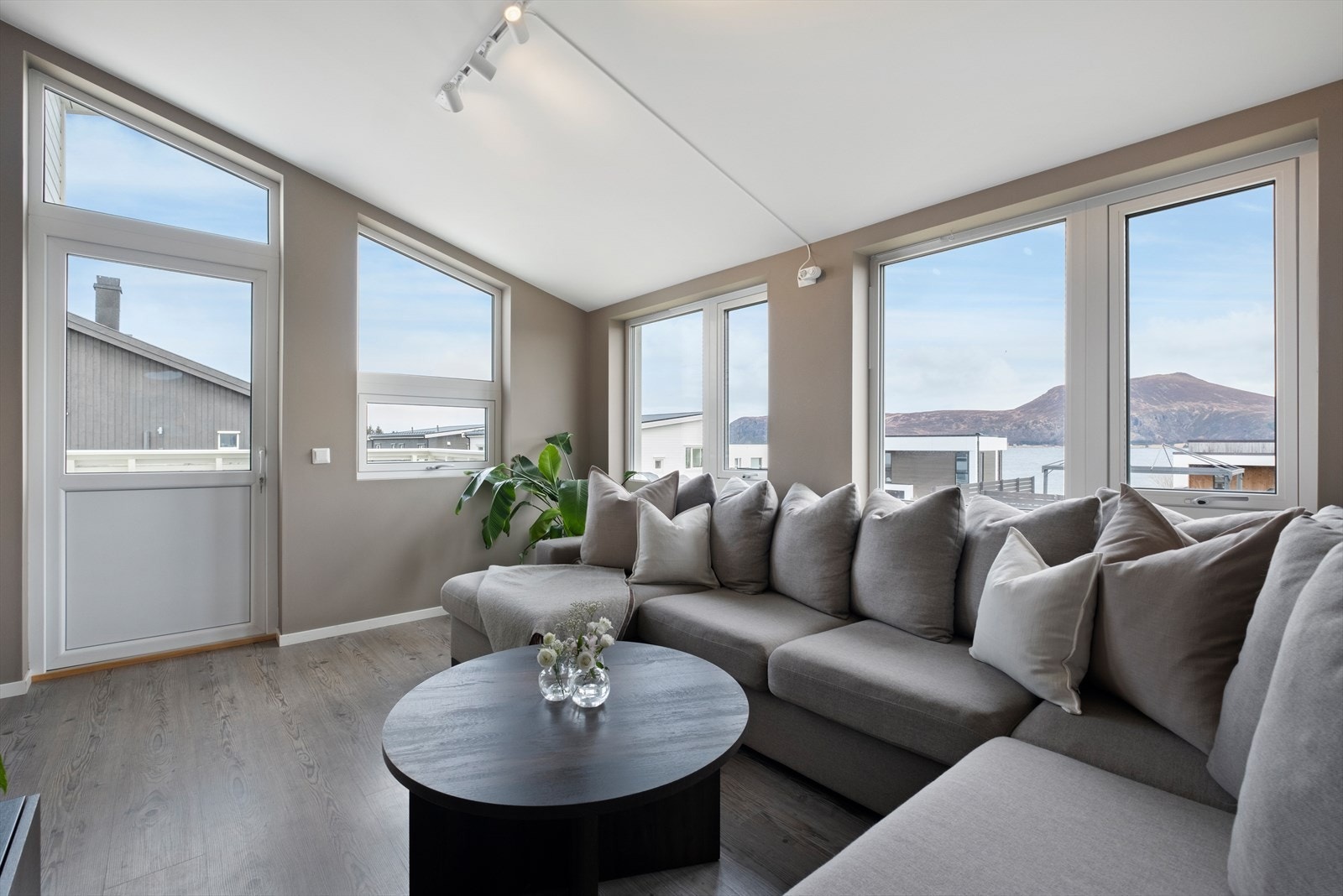 Fra stua har man utgang til veranda Galleribilde