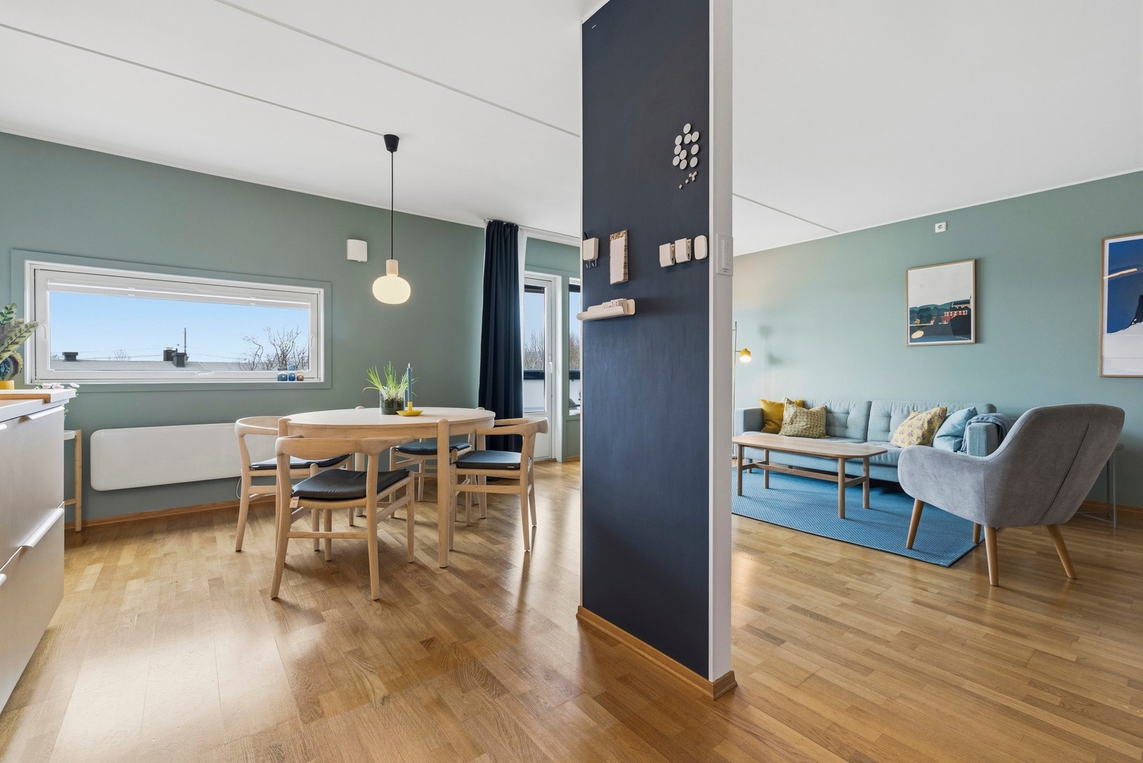 Den smarte planløsningen gir en naturlig overgang mellom kjøkken og stue Galleribilde