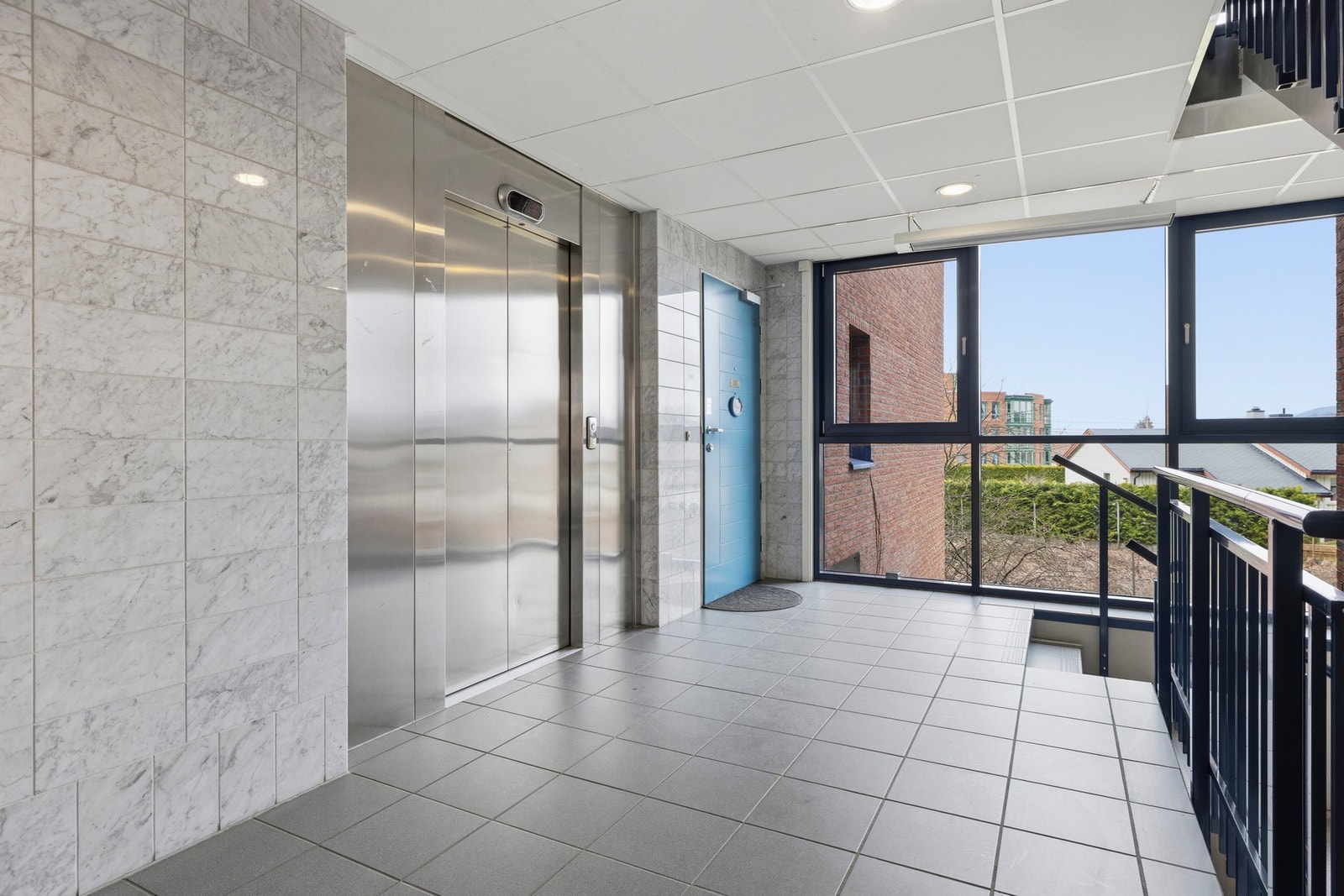 Boligen ligger i en høy 1.etasje med heisadkomst Galleribilde