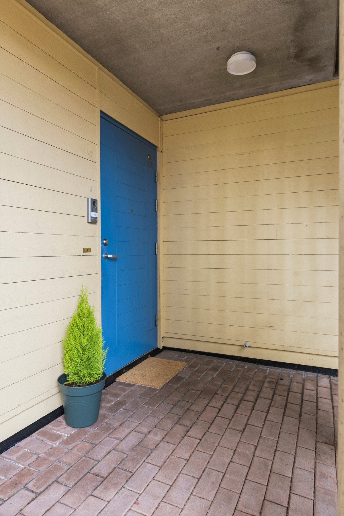 Leiligheten ligger i en høy første etasje Galleribilde