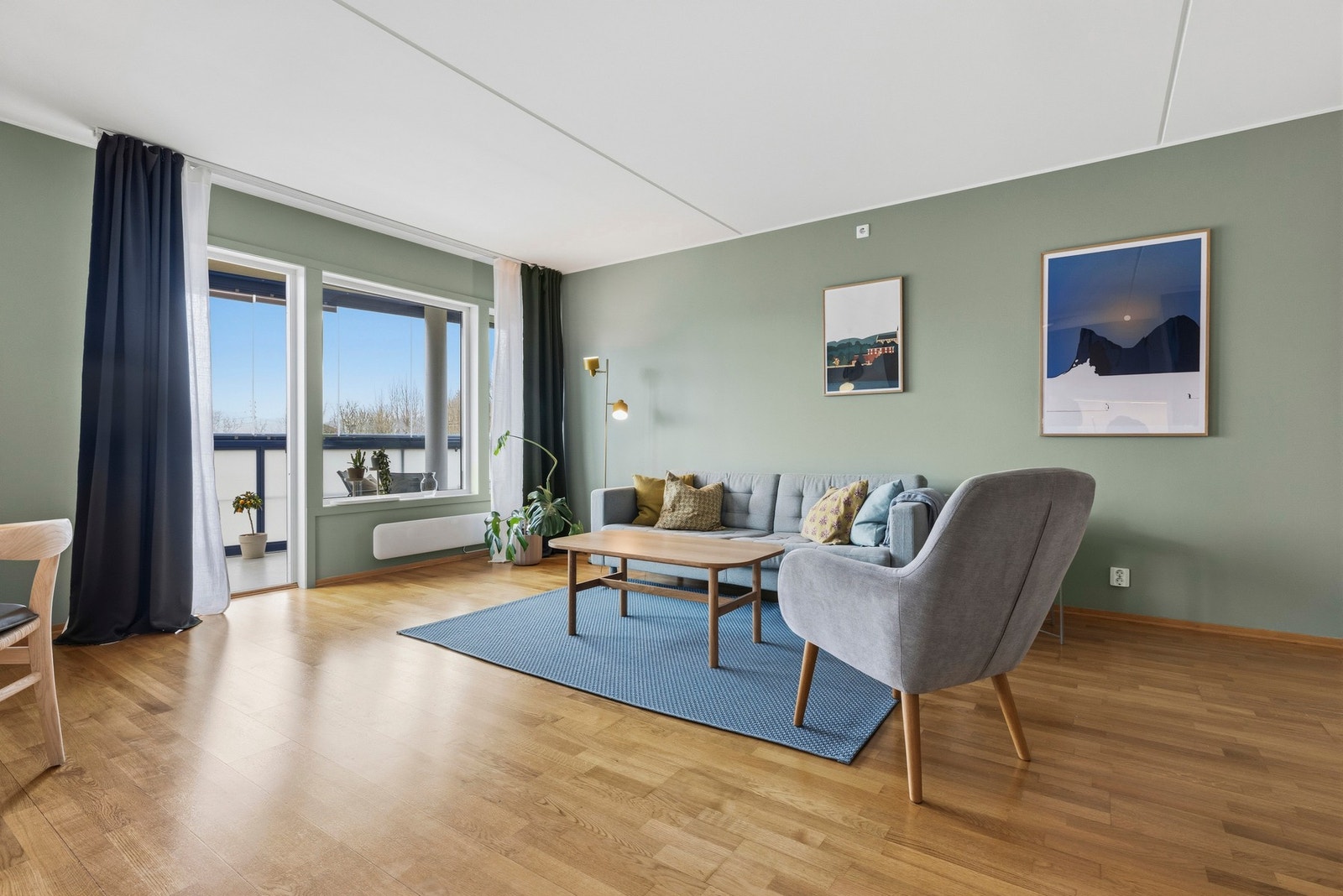 Stuen har parkettgulv samt lysmalte vegger Galleribilde