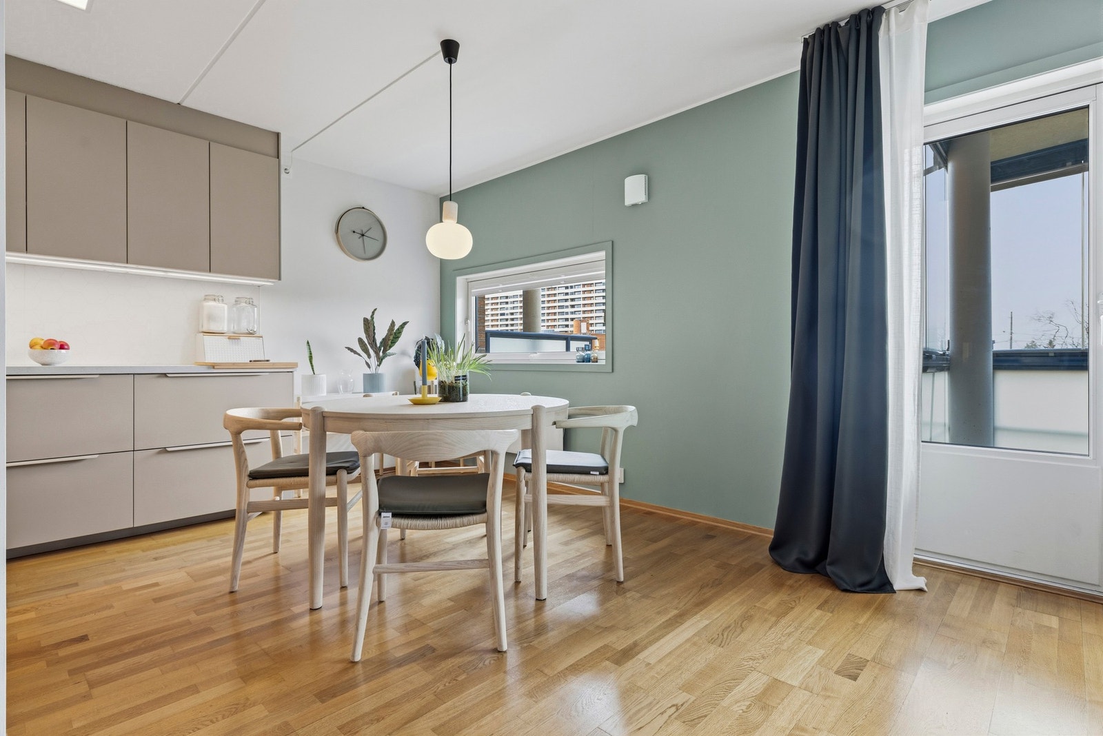 Det er god plass til et stort spisebord mellom kjøkkenet og stuen Galleribilde