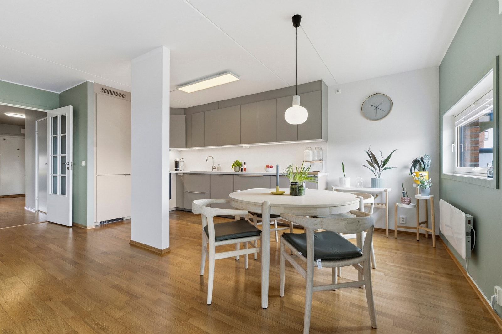 Store flater og varme parkettgulv skaper en romslig og sosial atmosfære Galleribilde