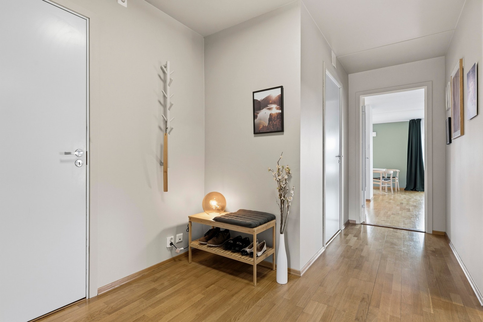 Entreen har en tilliggende bod med god lagringsplass Galleribilde