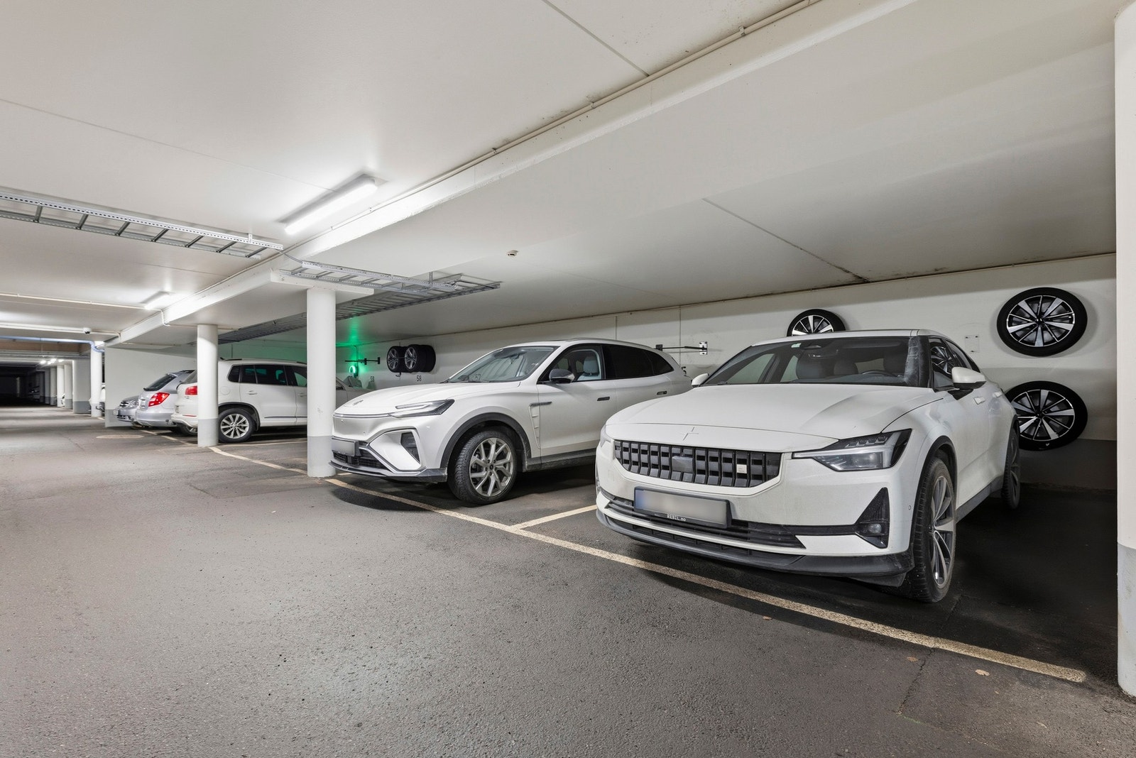 Garasjeplass og bod i kjeller følger med Galleribilde