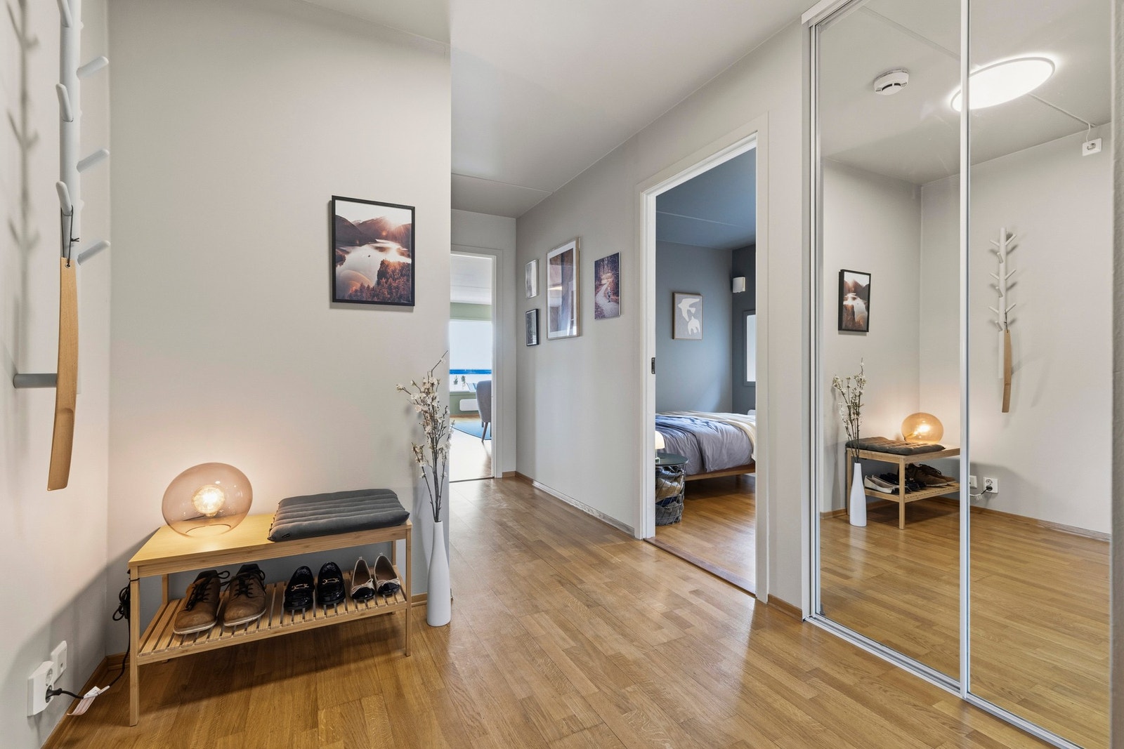 Rommet har en romslig skyvedørsgarderobe Galleribilde