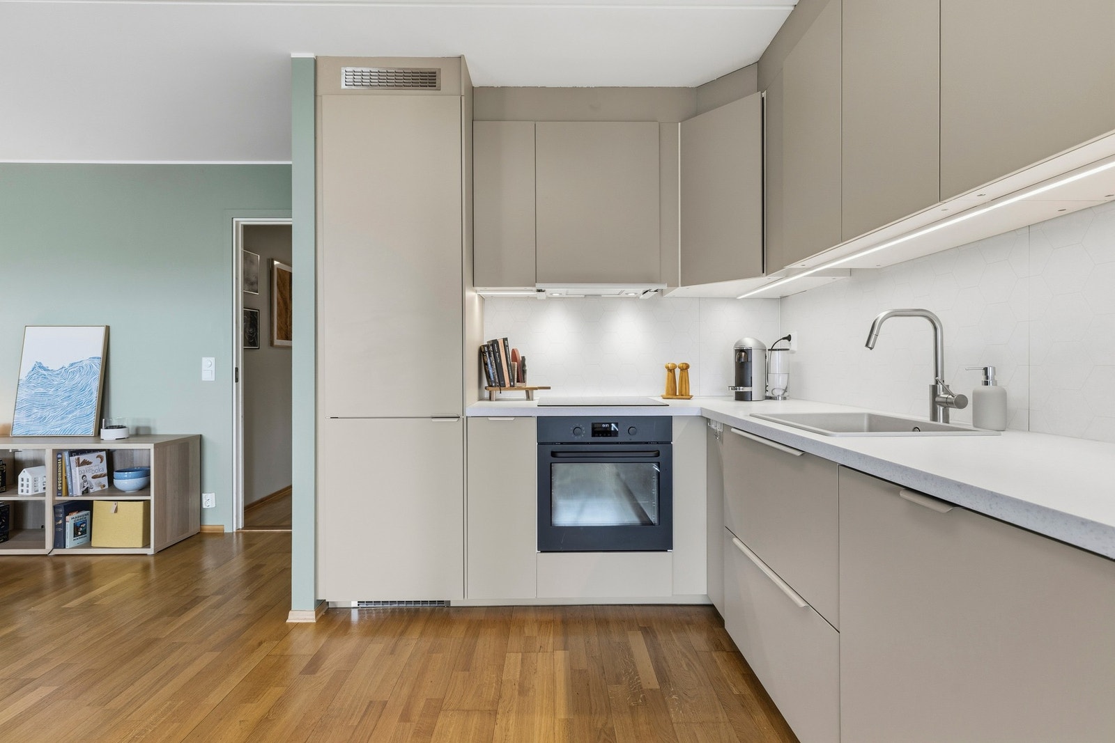 Kjøkkenet fra 2024 har innredning med glatte fronter og benkeplate i laminat Galleribilde