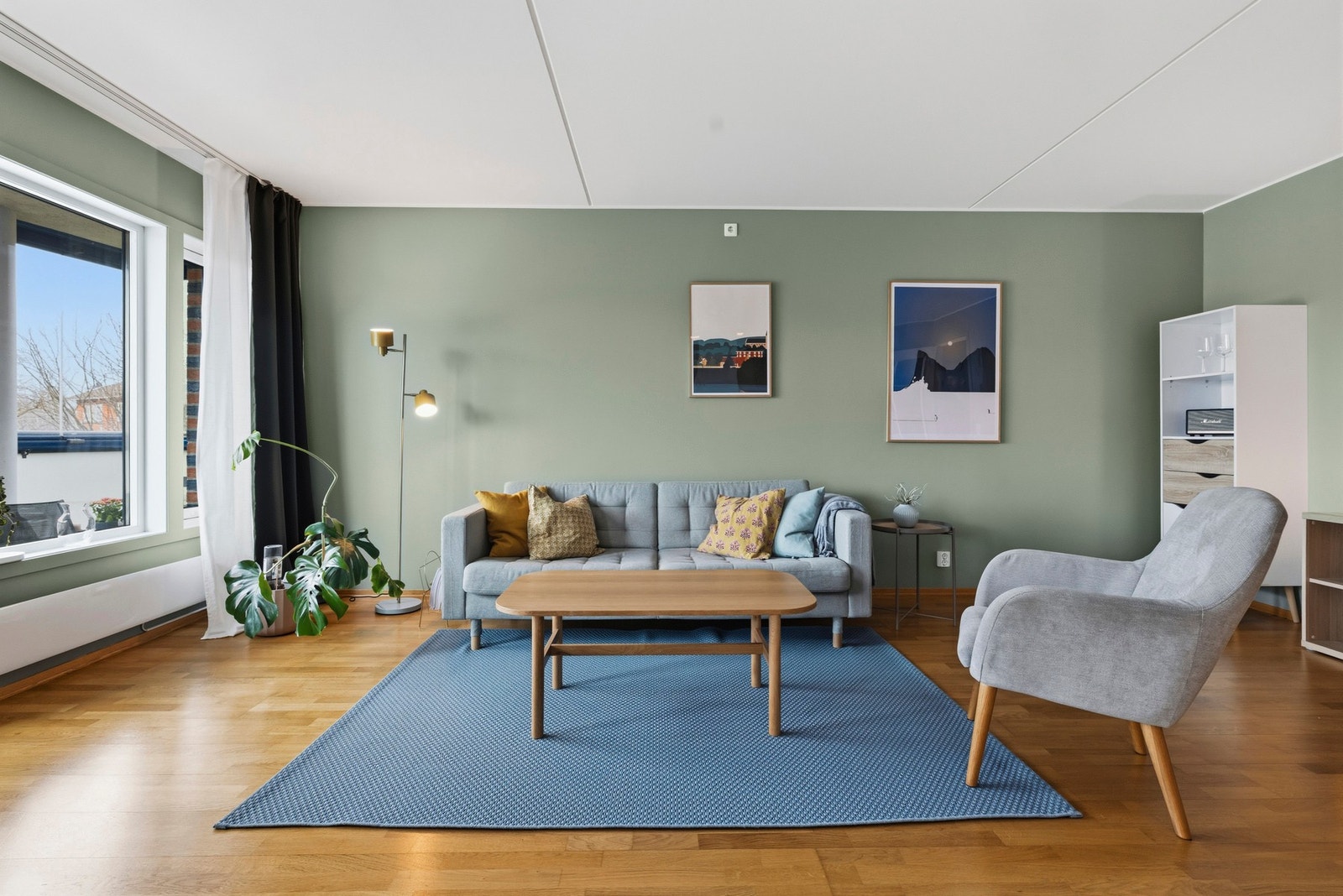 Stuen er meget romslig med god plass til sofakrok, tilhørende møblement og spisestue mellom stuen og kjøkkenet Galleribilde