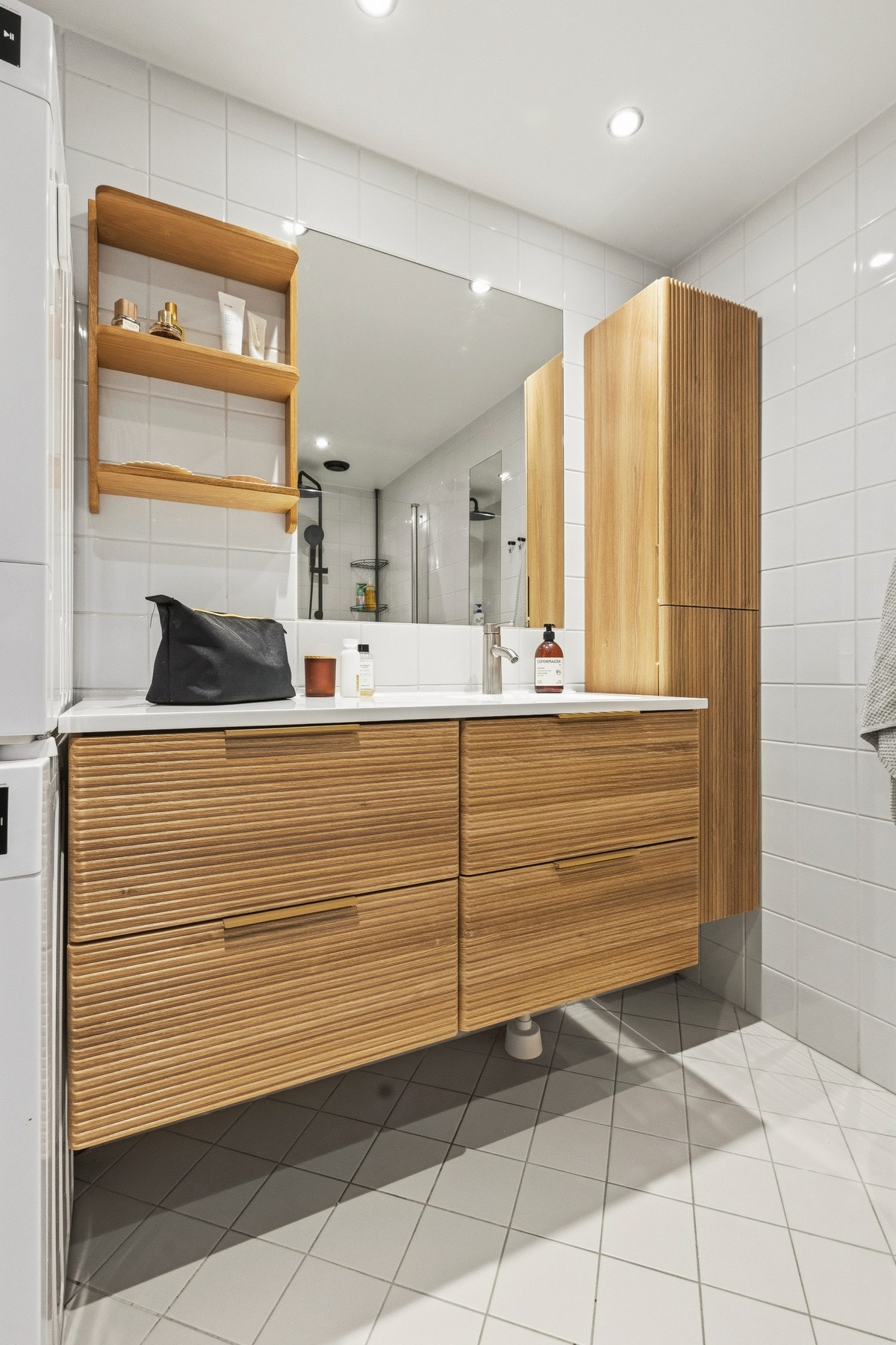 Rommet har servant med profilerte fronter og et matchende skap Galleribilde