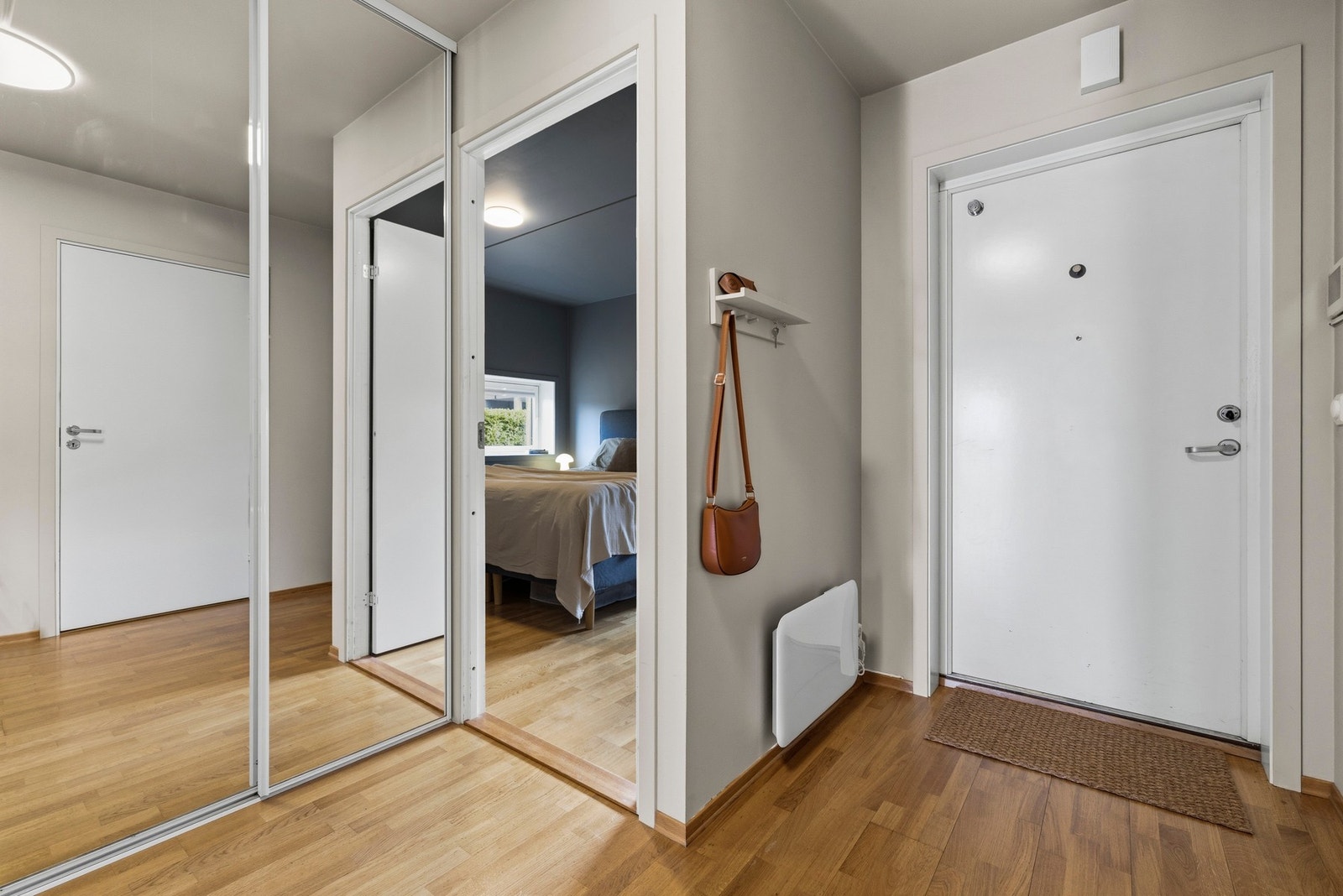 Entreen er innredet med parkett på gulv og malte vegger Galleribilde
