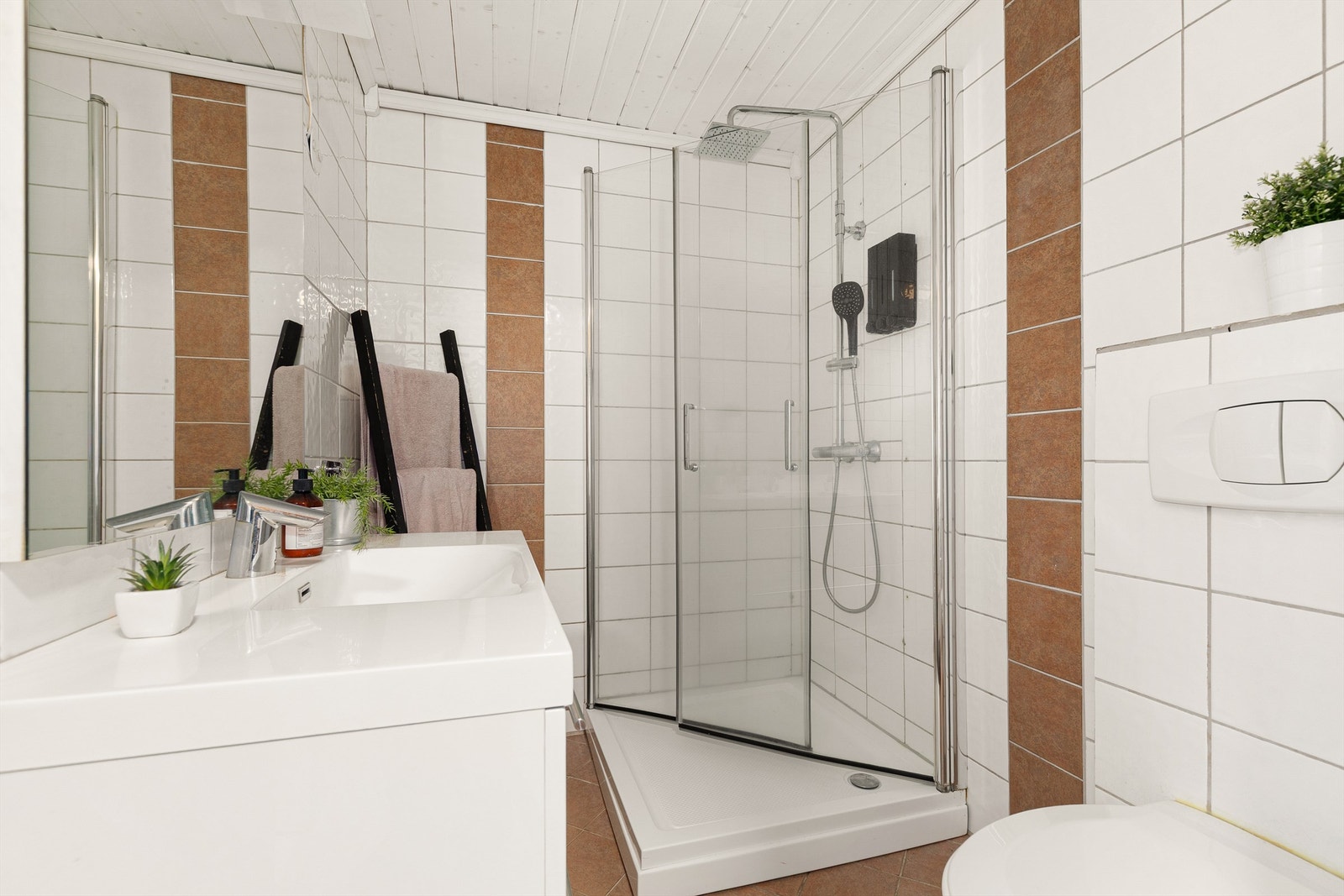 Badet i 2.etg er todelt - End el med servant, wc og dusj Galleribilde
