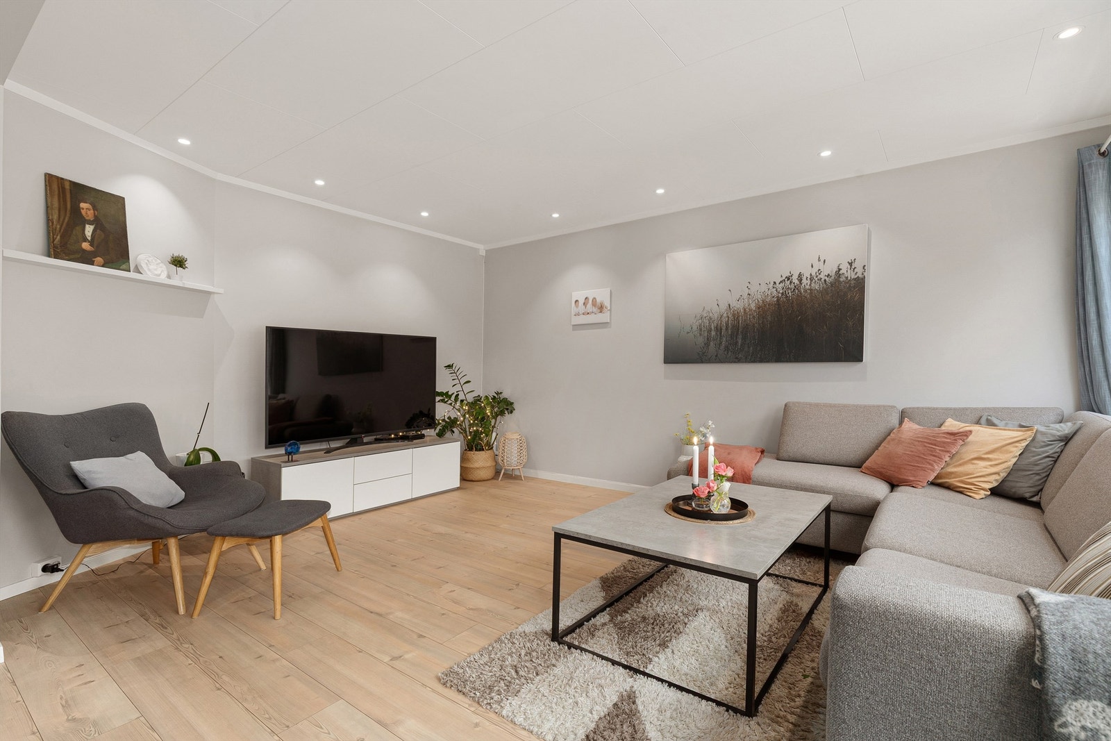 Lys og pen stue med god plass til romslig sofagruppe rundt tv Galleribilde