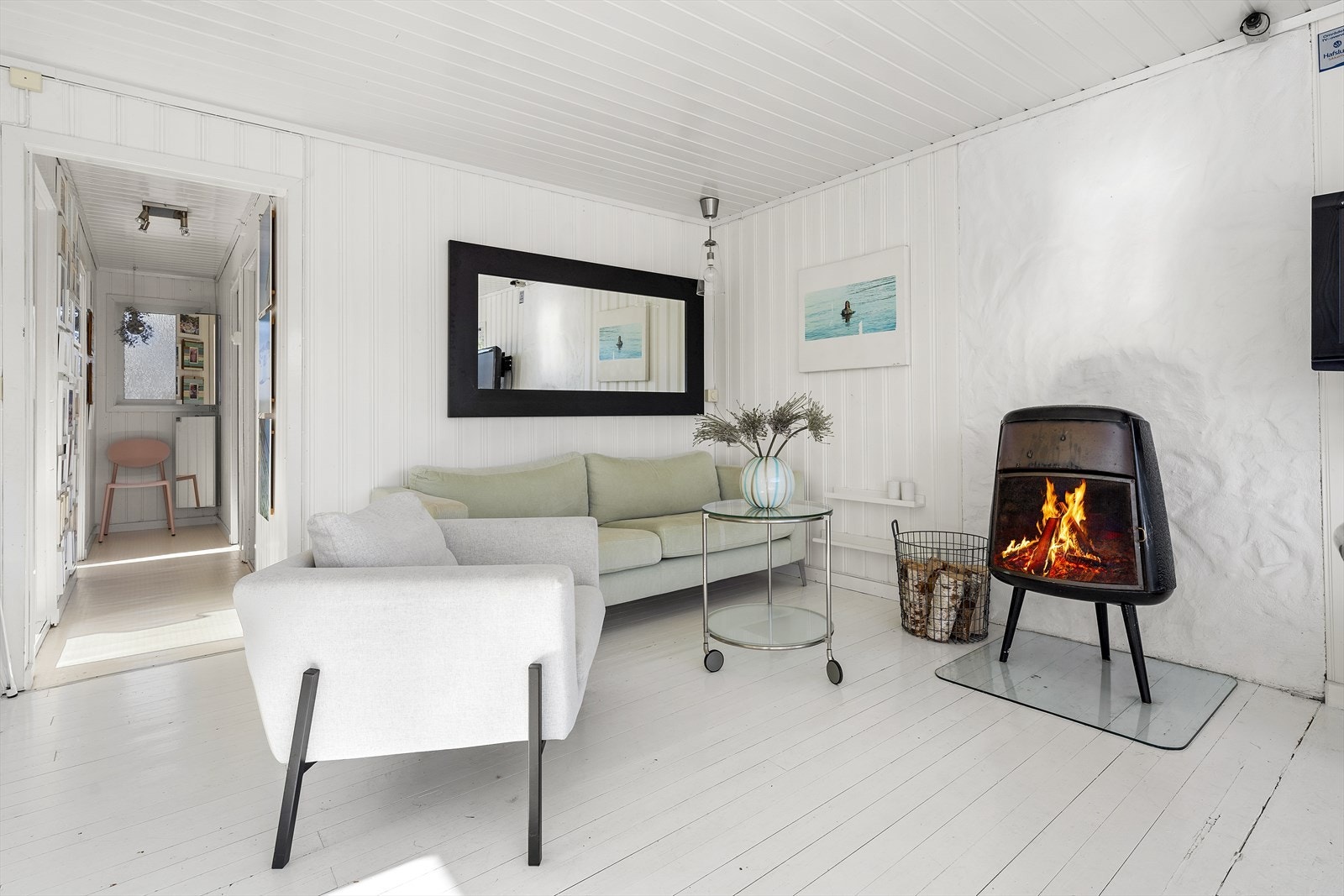 I stuen er det plass til både sofagruppe og spisegruppe Galleribilde