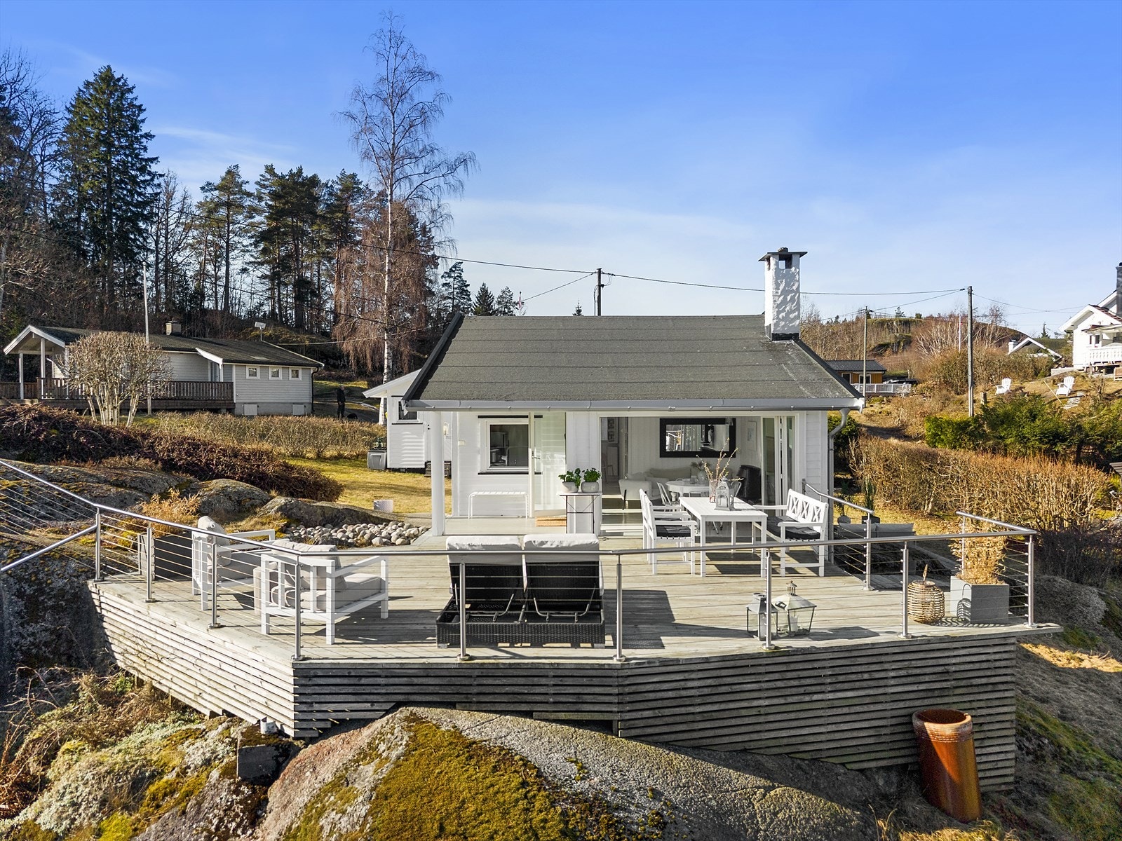 Store terrasseområder med plass til flere sittegrupper Galleribilde