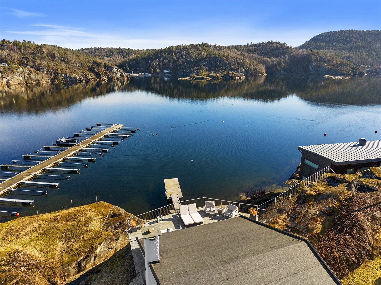 Eiendommen har egen brygge med båtplasser Galleribilde