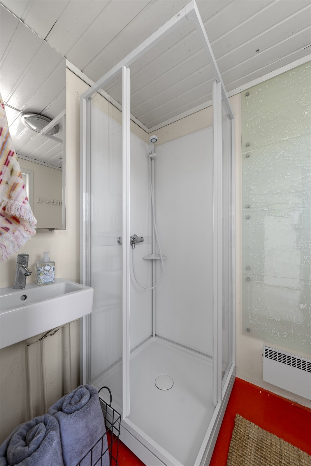 Baderom med servant, speilskap, dusjkabinett og toalett Galleribilde