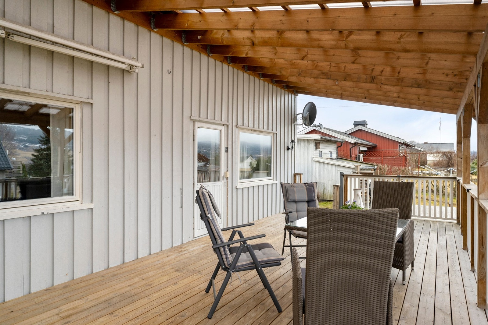 Utvendig har eiendommen en stor, takoverbygget veranda samt en opparbeidet platting ved garasjen - fine uteplasser for både avslapning og sosiale sammenkomster. Galleribilde