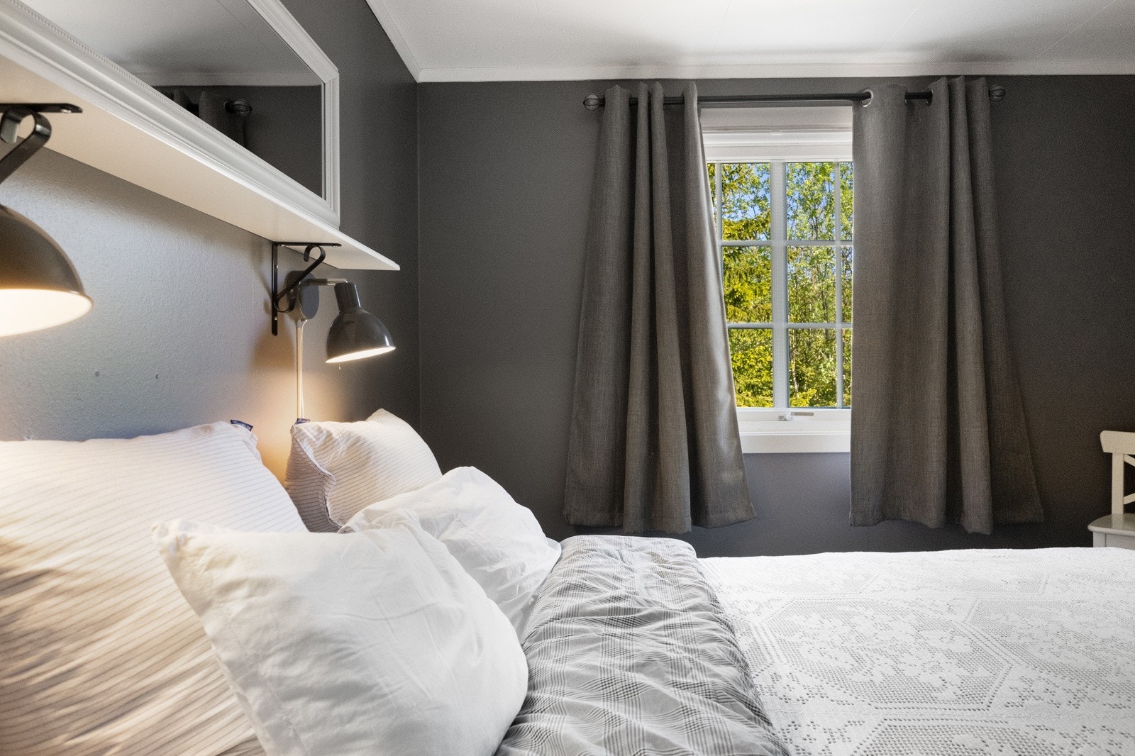 Det ene soverommet ligger i første etasje, og her ble det lagt nytt gulv så sent som i 2024 Galleribilde