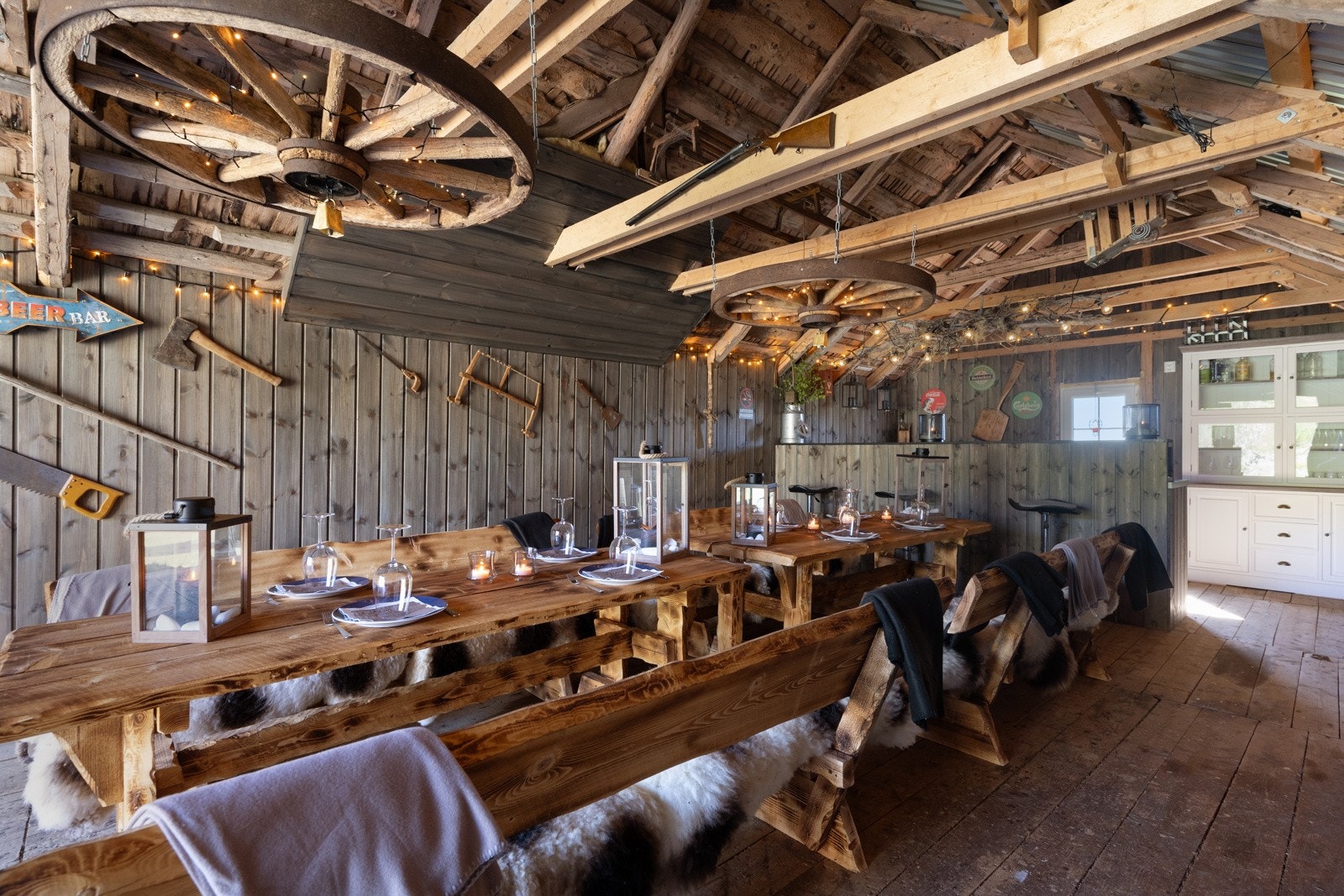 Vitrineskap og diverse på vegger i festlokalet på låven følger med Galleribilde