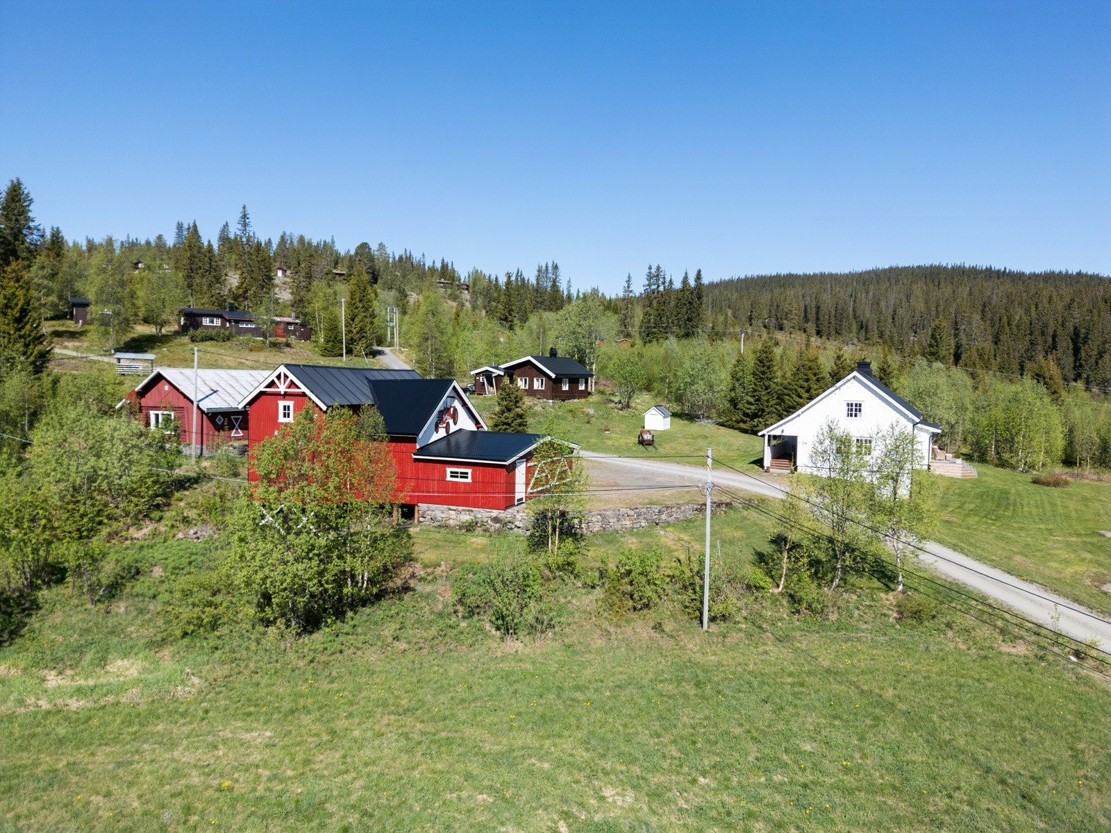 Ca 25 minutters kjøring ned til Dokka, hvor det er et godt utvalg av butikker og servicetilbud. Galleribilde