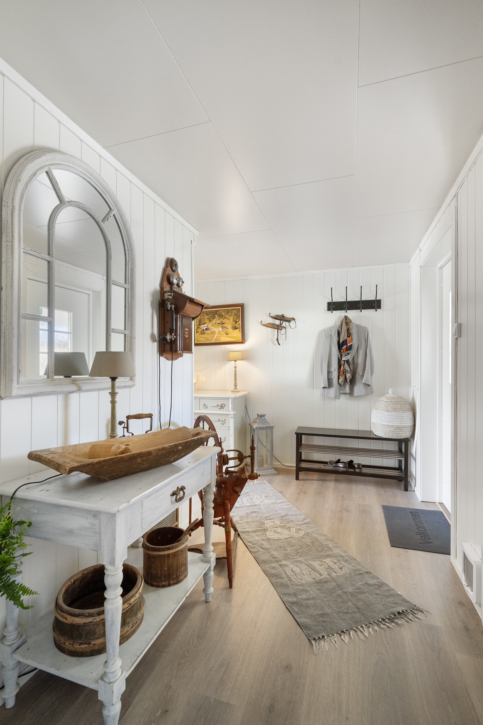 Lys og innbydende gang med god plass til kommoder og andre oppbevaringsmuligheter for klær og sko Galleribilde