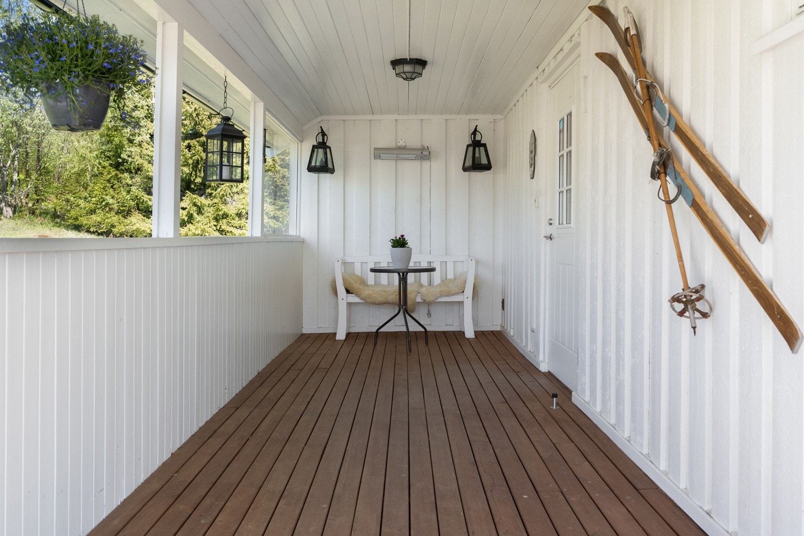 Ved inngangspartiet finner du en sjarmerende svalgang/terrasse som strekker seg langs hele langsiden av huset. Galleribilde