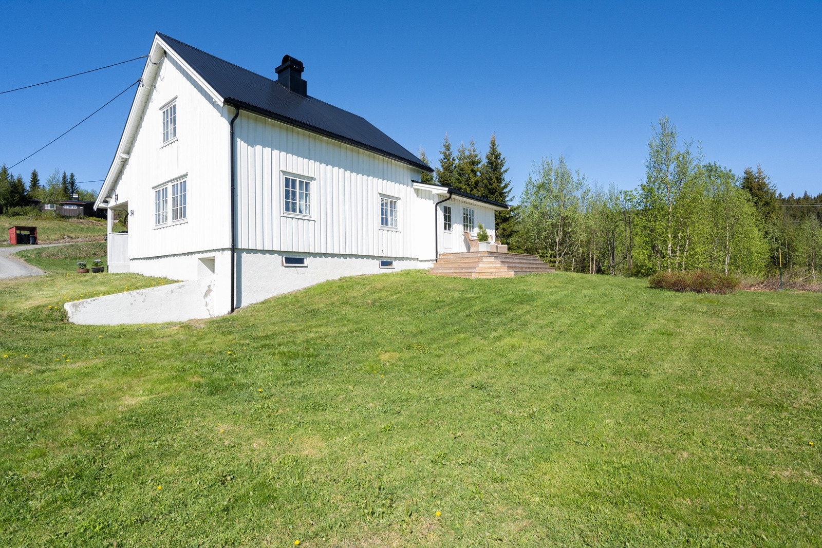 Eiendommen ligger slik plassert i terrenget at den har flott utsikt og forholdsvis god solgang Galleribilde