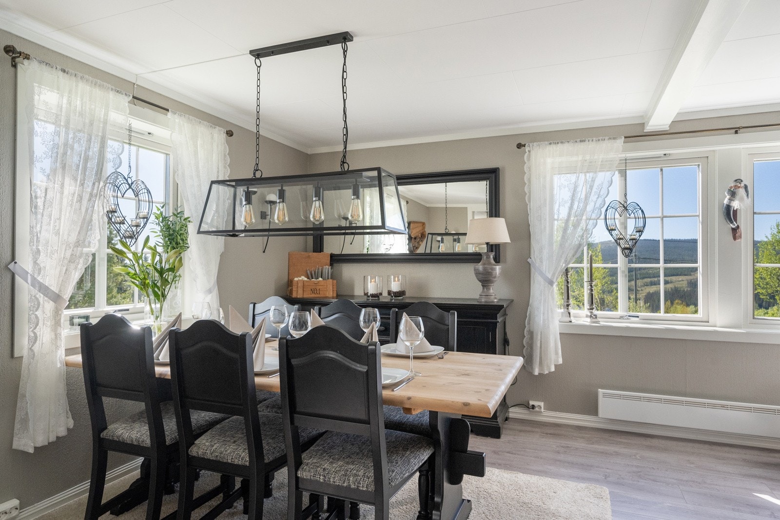 Boligens oppholdsrom fremstår som lyse, luftige og svært innbydende, med store vindusflater og gjennomtenkt planløsning. Galleribilde