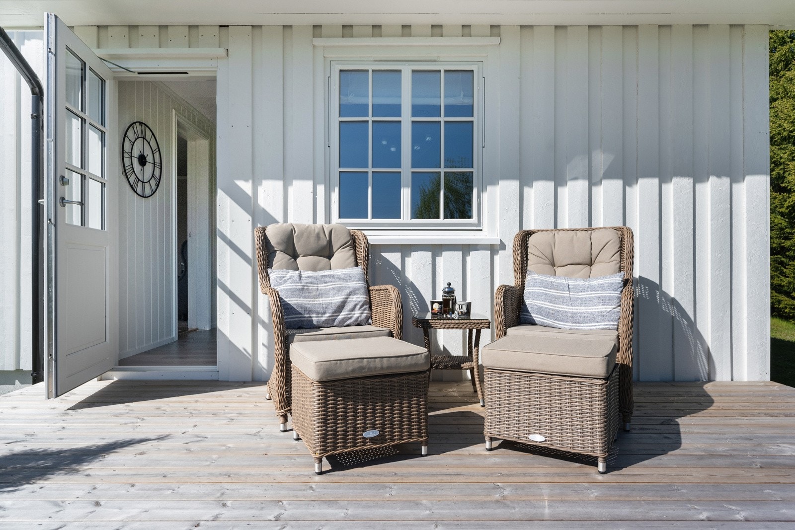 Terrassen gir en fin overgang mellom inne- og uterom og gjør det enkelt å ta med maten ut på varme dager Galleribilde