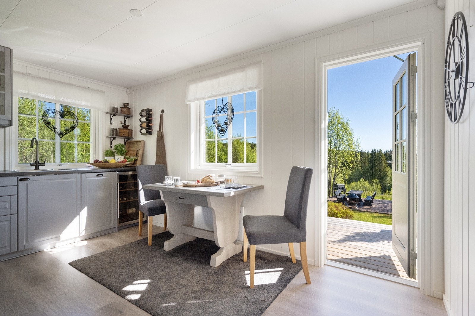 Fra kjøkkenet er det direkte utgang til en nyere terrasse fra 2023 Galleribilde