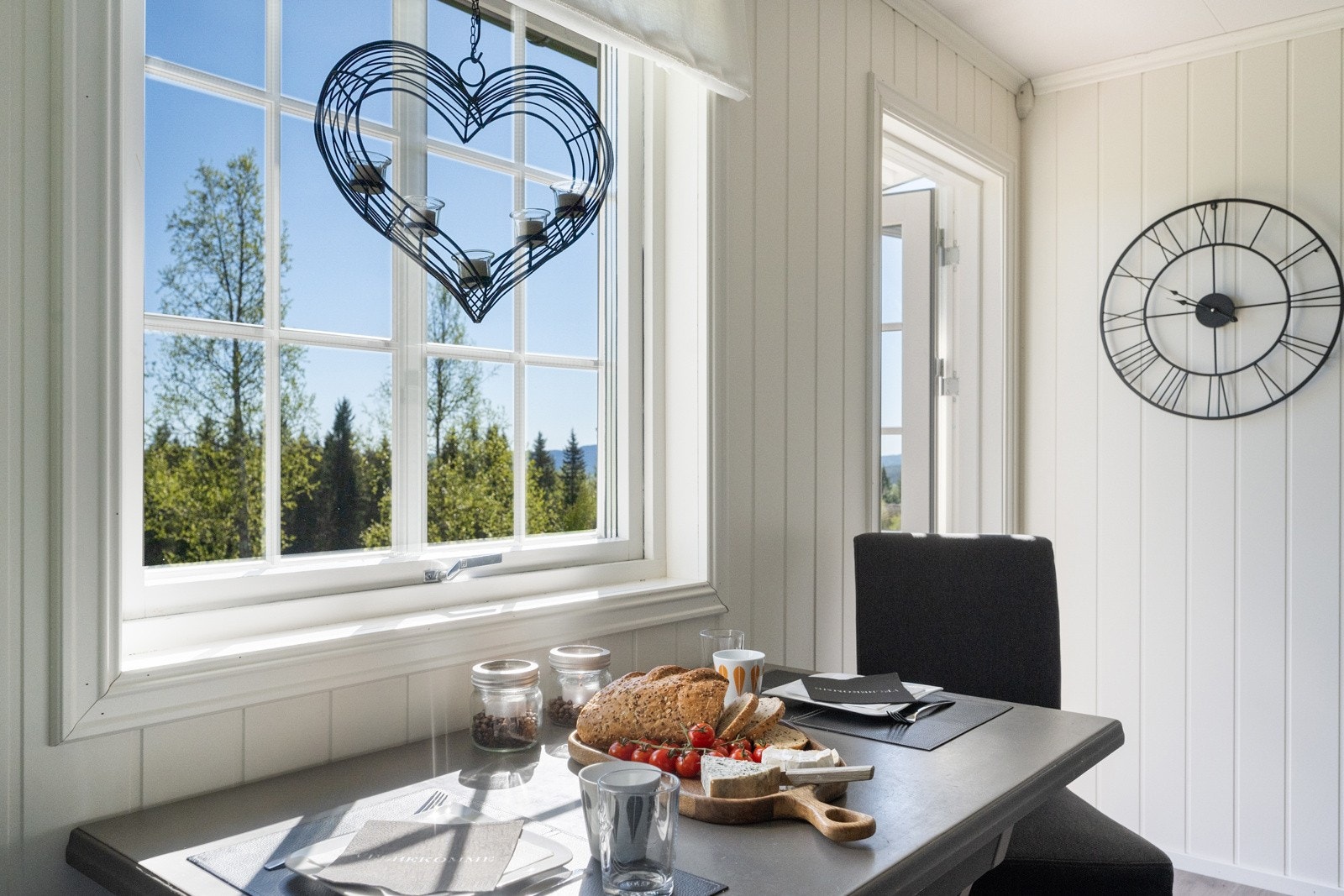 Rommet er romslig og godt utnyttet, med rikelig plass til både matlaging og hyggelige måltider rundt spisebordet Galleribilde