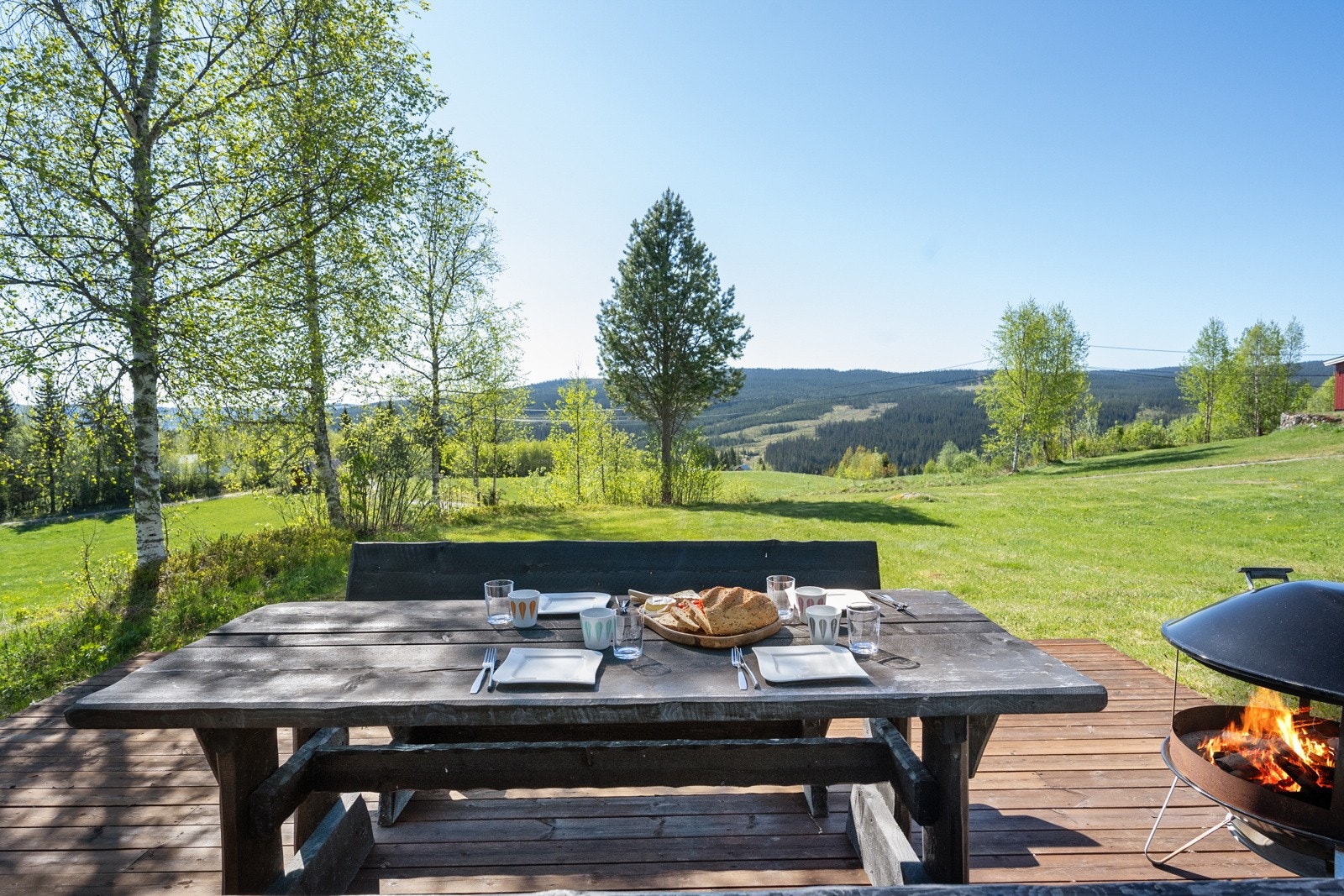 Den solrike tomta på ca. 4 mål er nydelig opparbeidet med plen, trær og rom for lek og rekreasjon Galleribilde