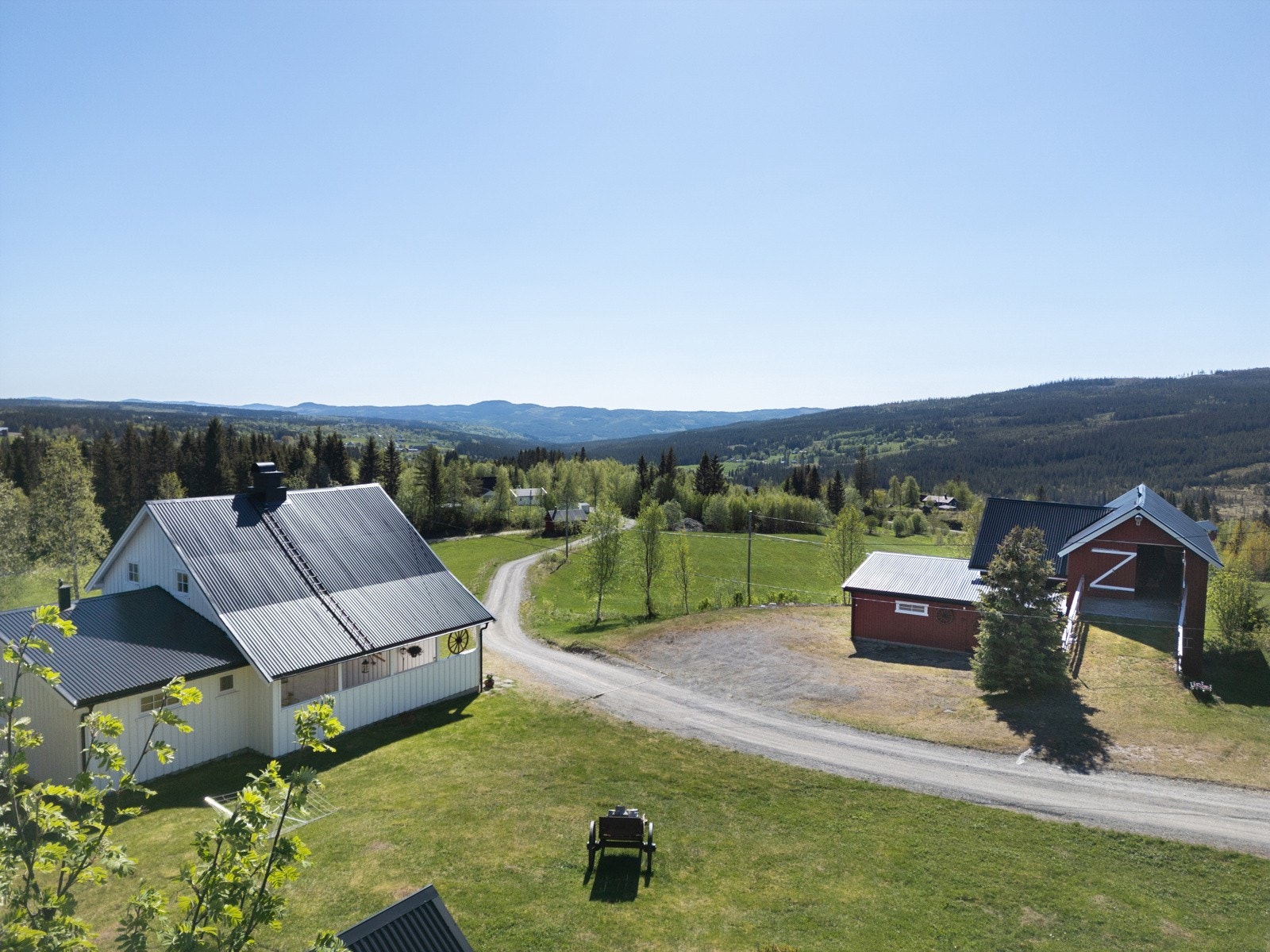 Det er gode muligheter for jakt, flere fine fiskevann i nærheten, rikelig med sopp og bær Galleribilde