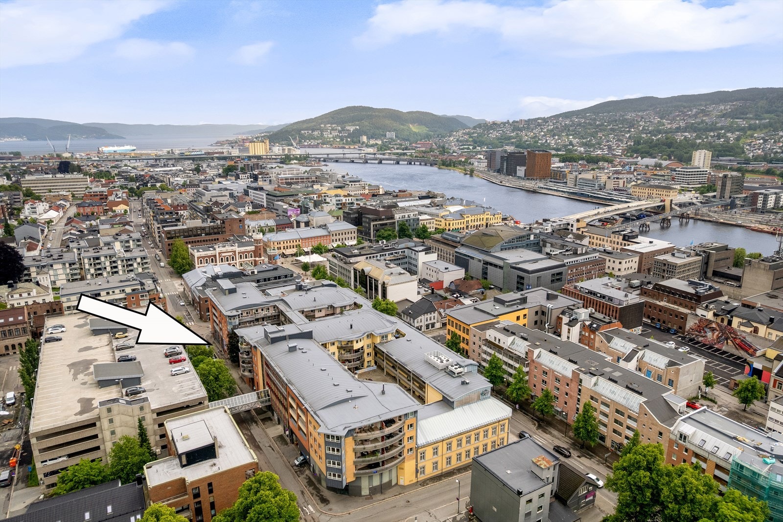 Her bor du i en stor og moderne leilighet - rett ved bykjernen. Heis til alle fasiliteter i Torget Vest og gangavstand til alt byen har å by på. Galleribilde