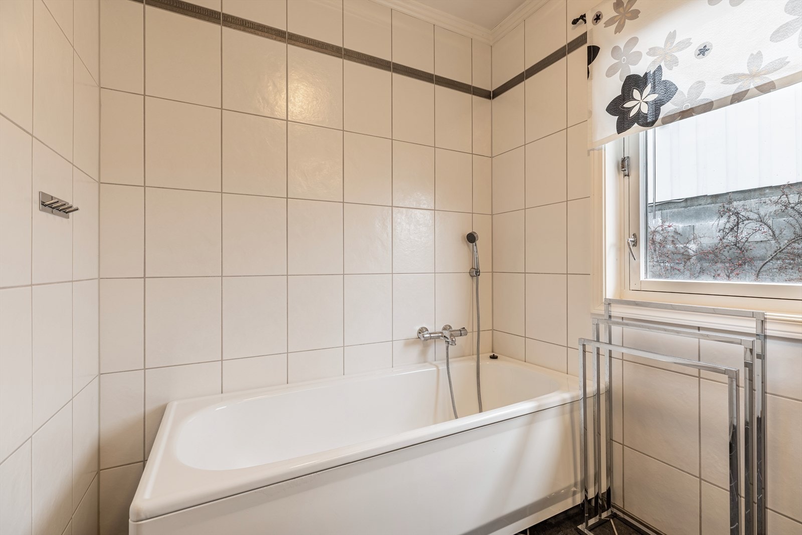 Bad, flislagt vegg og gulv. Varmekabler i gulv Galleribilde