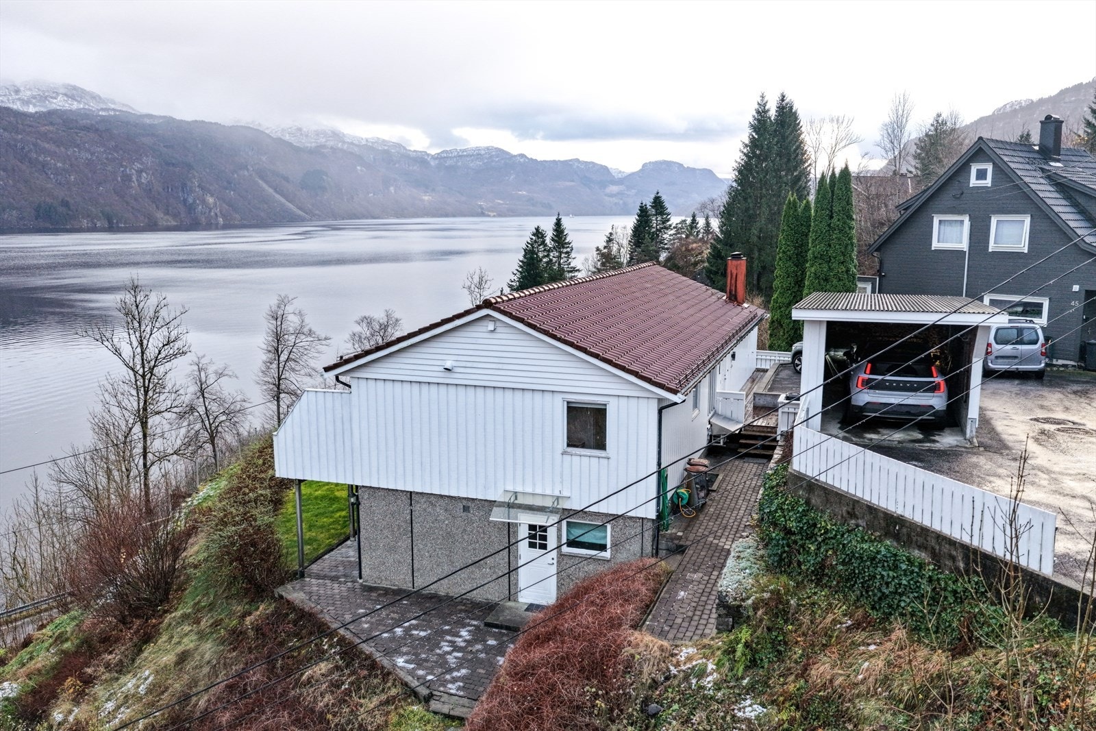 Fasade - Beliggende på en høyde uten noen foran som gir panoramautsikt over fjorden Galleribilde