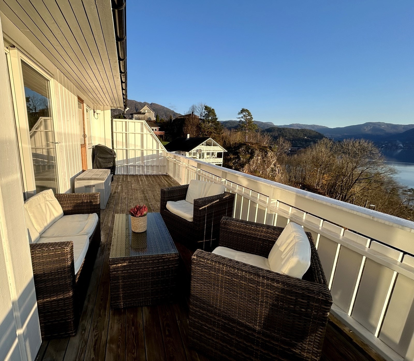 Utgang fra kjøkken - nydelig utsiktsforhold Galleribilde