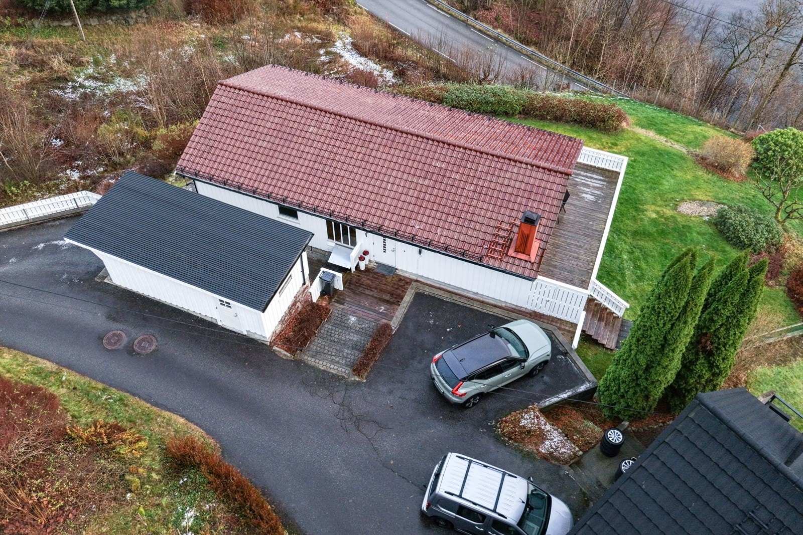 Oversikt - parkeringsplass i garasje og ved huset Galleribilde