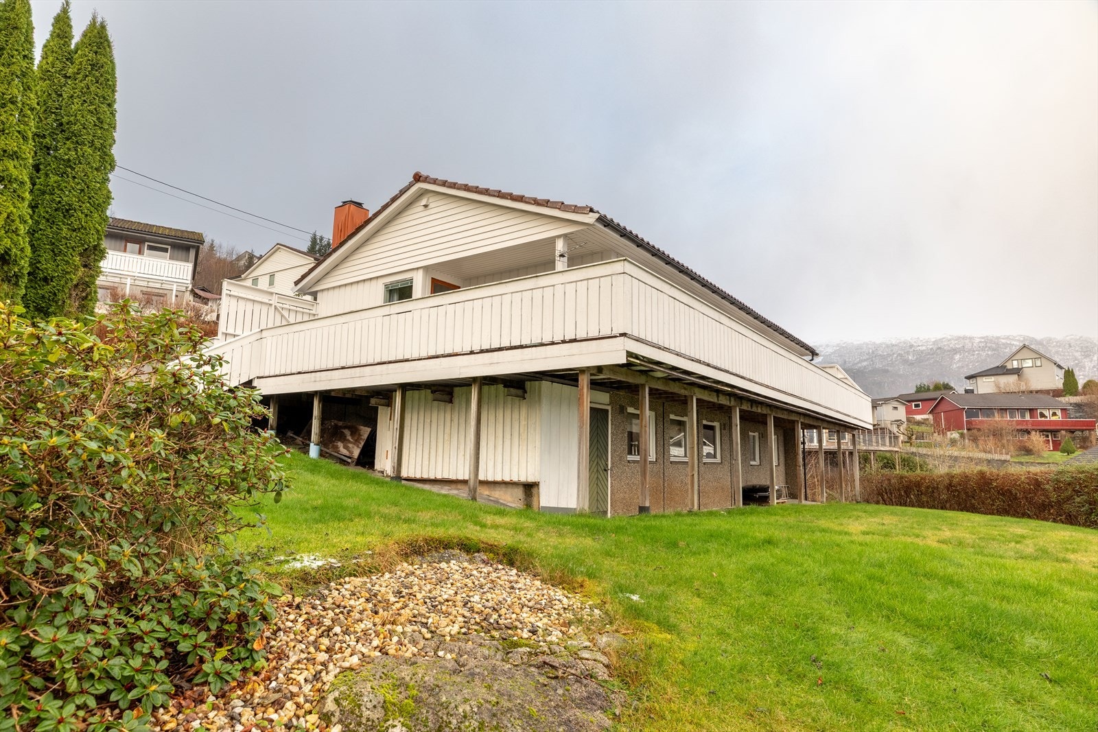 Fasade - flott beplantet hage Galleribilde