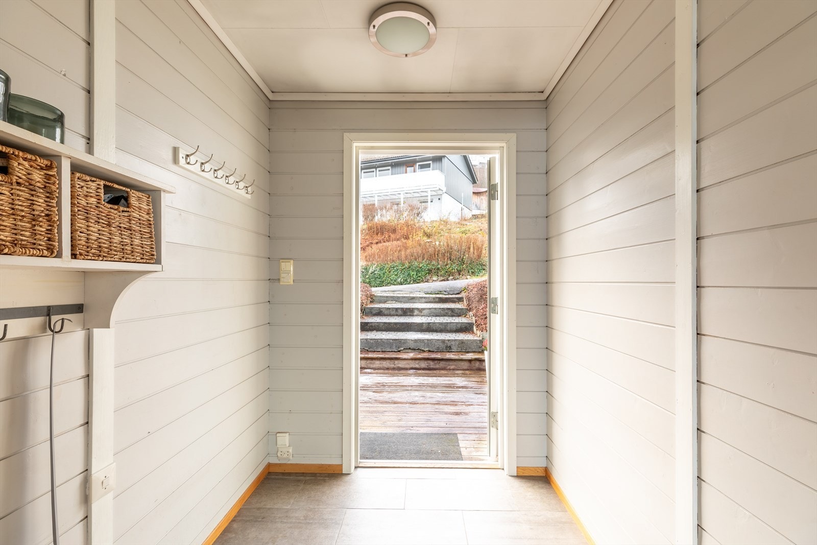 Entre, flislagt og med varme Galleribilde