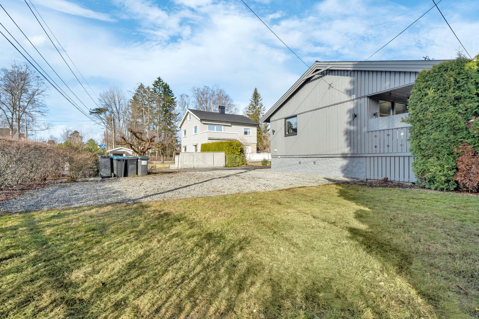 Hage med flott potensiale for lek og moro for barnefamilier. Tomten er per i dag opparbeidet med plen og beplantning, og utearealene fremstår som praktiske og lettstelte. Galleribilde