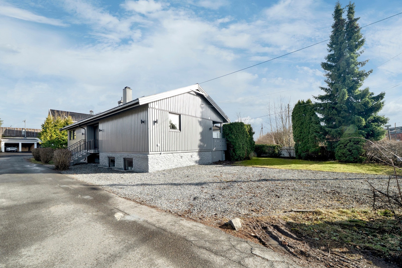 Det er parkering for flere biler på egen gårdsplass. Galleribilde