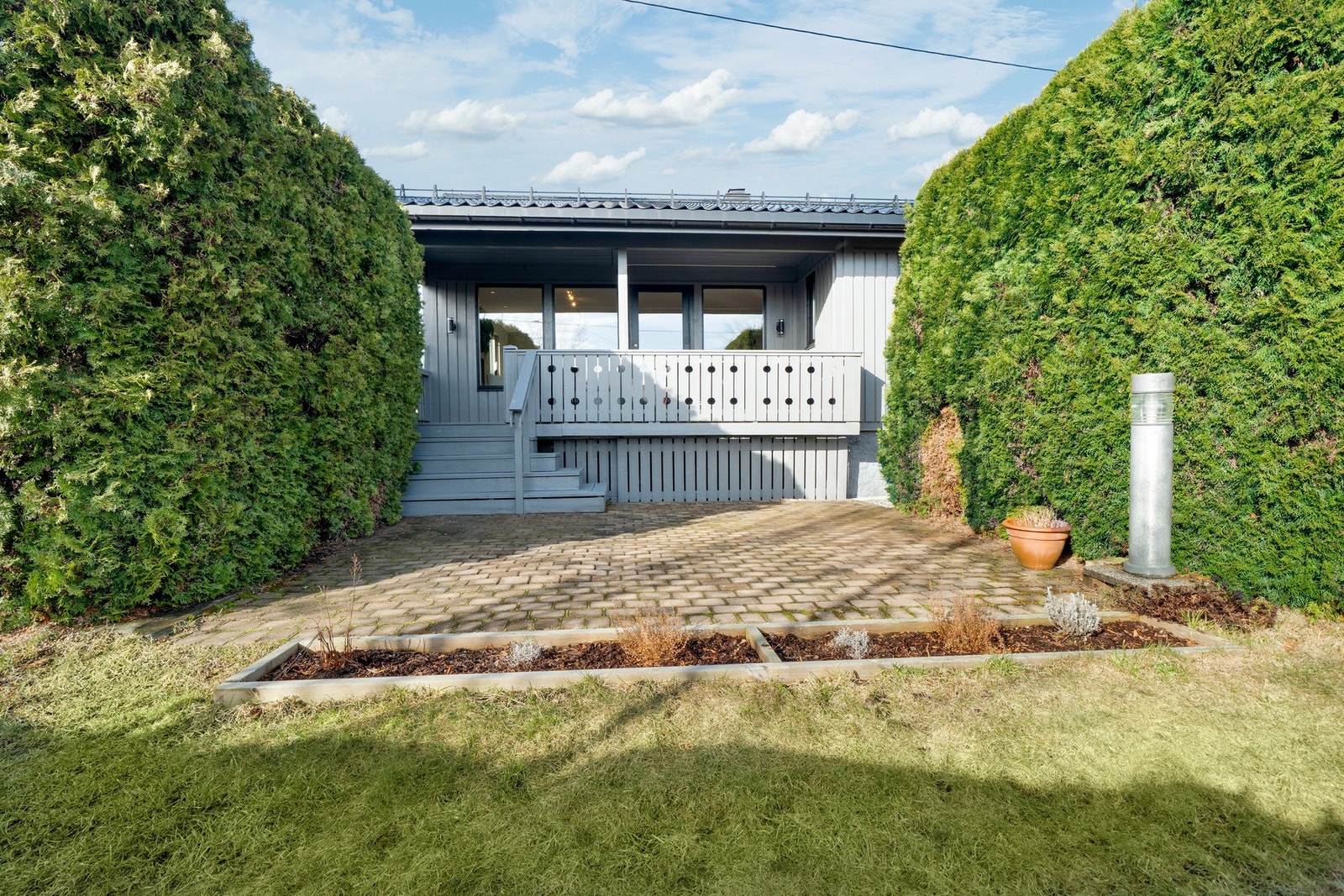 Terrassen har god plass til utemøbler, grill og sosiale soner. Galleribilde