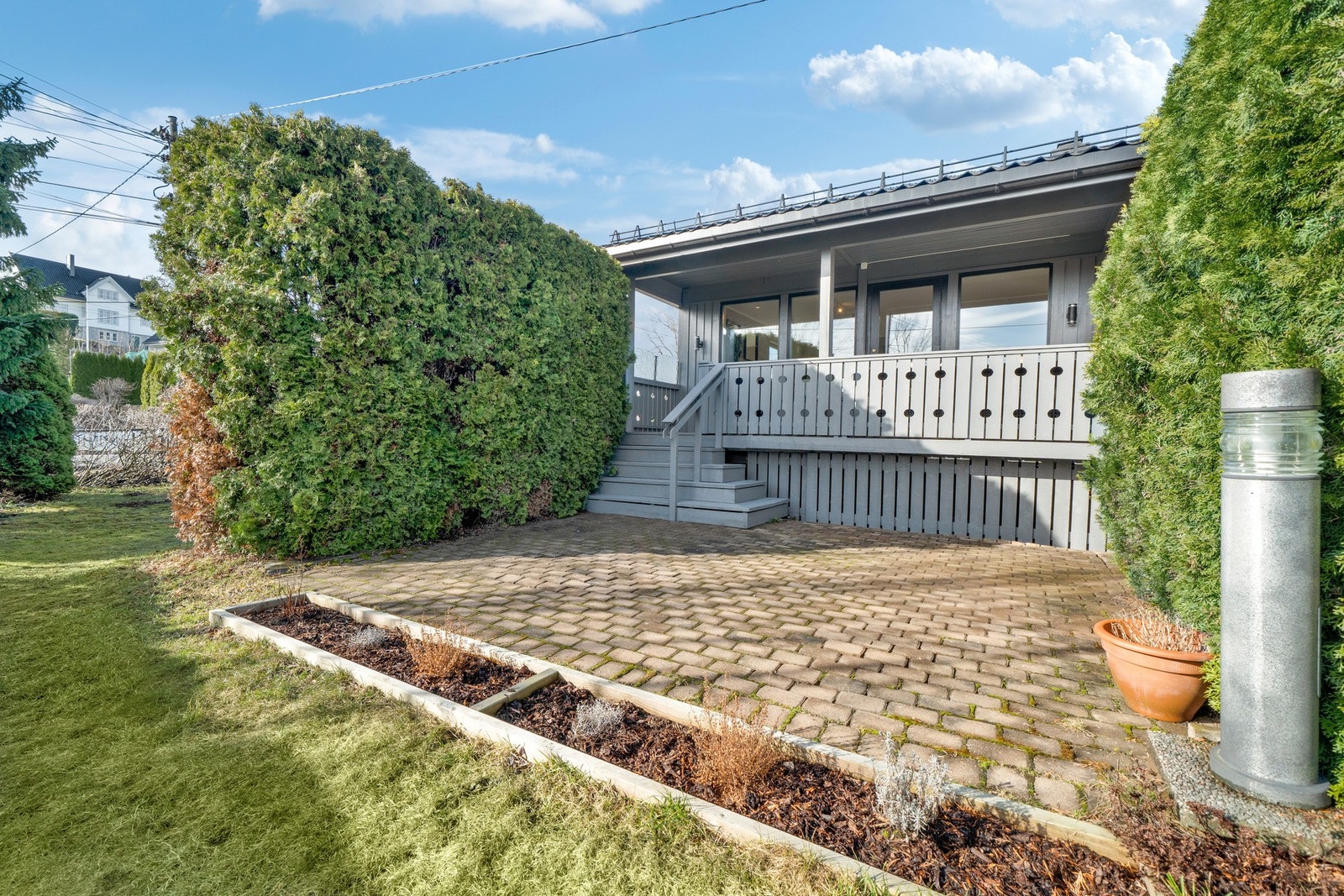 I tillegg er det etablert en steinsatt markterrasse på ca. 25 kvm med direkte adkomst til hagen. Galleribilde