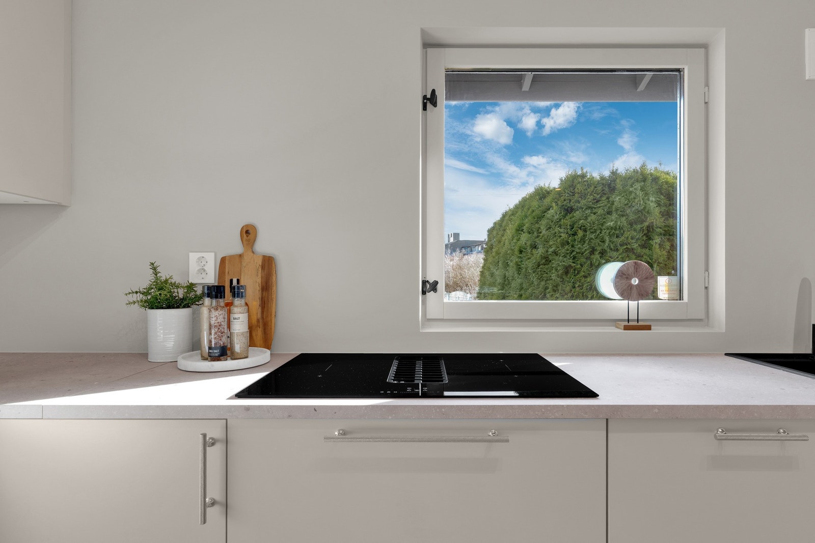 Platetoppen har integrert avtrekksventilator ført til yttervegg, og rommet har ellers naturlig ventilasjon Galleribilde