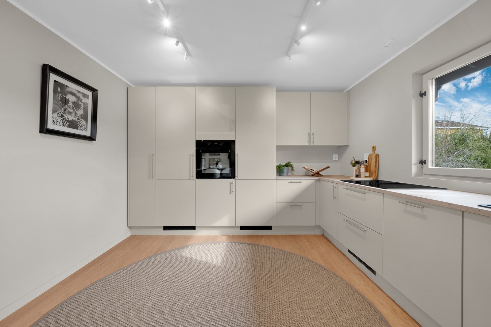 Kjøkkenet er utstyrt med induksjonsplatetopp, stekeovn, oppvaskmaskin samt kjøleskap og fryseskap i full høyde. Galleribilde