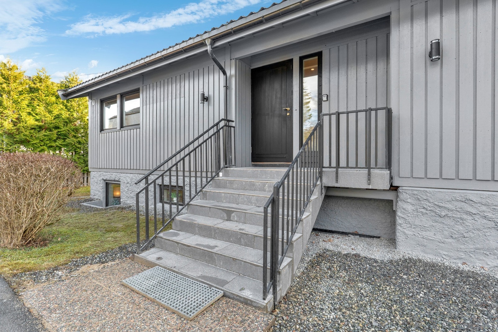 Boligen har adkomst via flislagt trapp med underliggende varmekabler som ble montert i 2017. Galleribilde