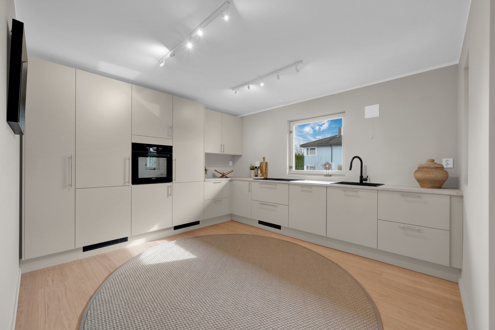 Kjøkkenet er fra 2026 med innredning fra HTH i åpen løsning mot stuen. Galleribilde