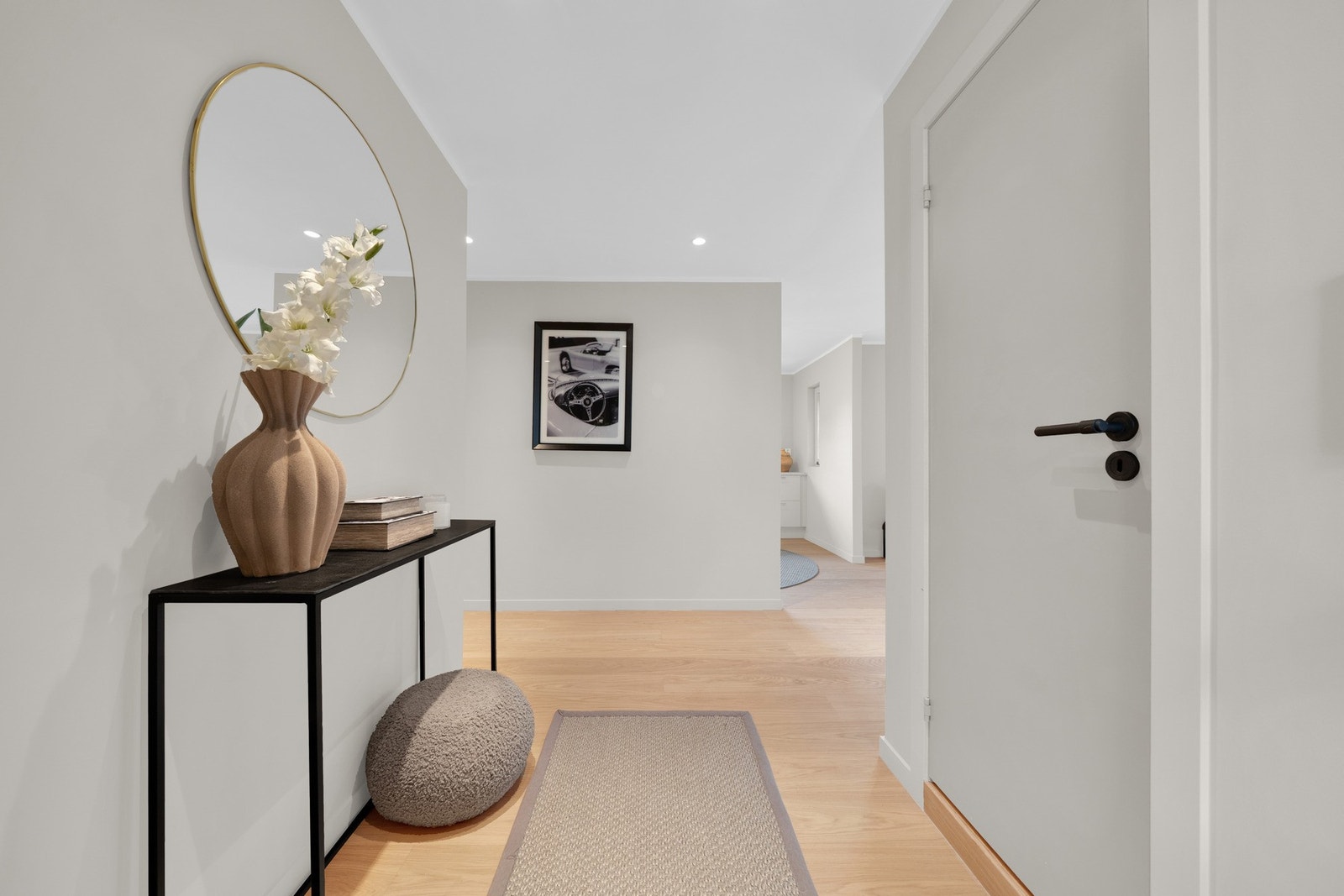 Entréen gir en naturlig overgang videre inn i boligens oppholdsrom. Galleribilde